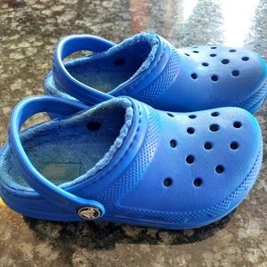 LINED CROCS